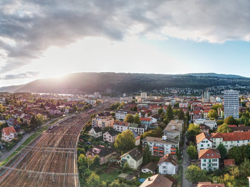 A first attempt at creating a 360° panorama. The original picture is about 20,000 pixels wide. The next image shows an unresized portion of this one.