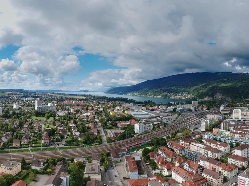 Biel - Interesting how the train line seems to bisect it neatly into residential and commercial buildings… just as if somebody had built it in Sim City.