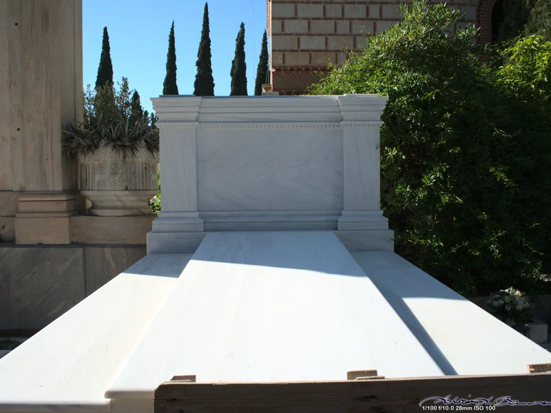 This grave is empty yet and without epitaph - yet it is in one of the most central spots.