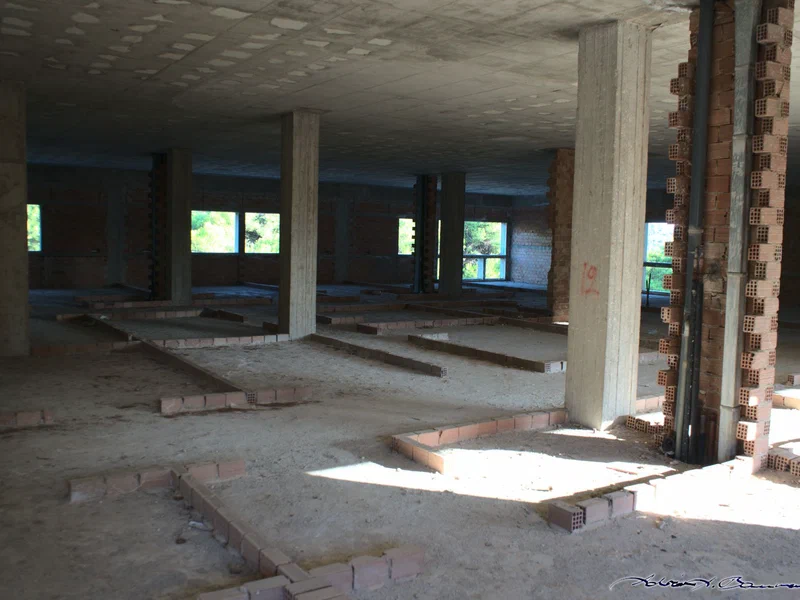 It looks like this hospital was being extended at the same time it went derelict. This is one floor of a whole new wing in construction.