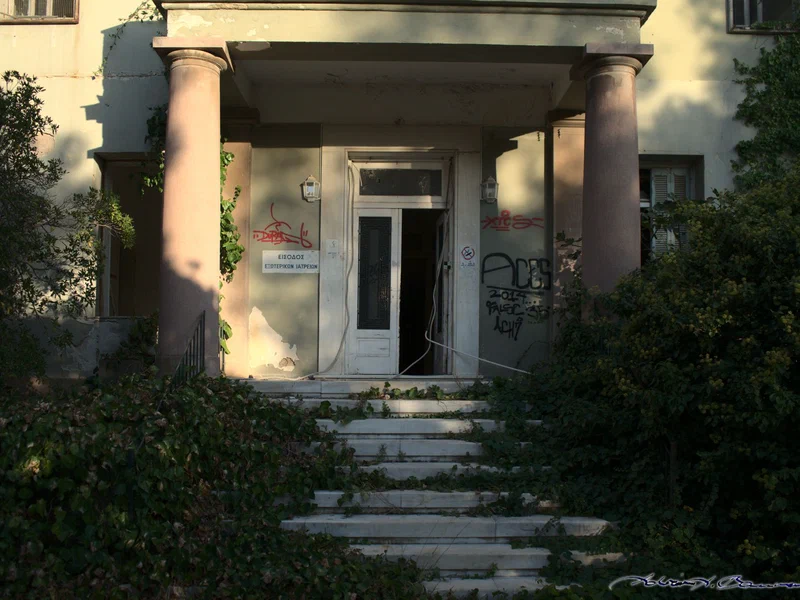 "Entrance to outpatient clinics"