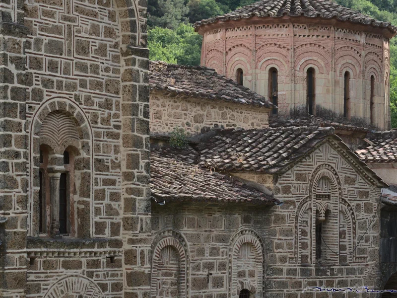 Back down in Pyli, saw this cute church and decided to stop by...